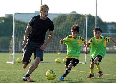 本田選手子どもたちとサッカー教室で子どもたちに夢を伝える サッカー情報気になるニュース
